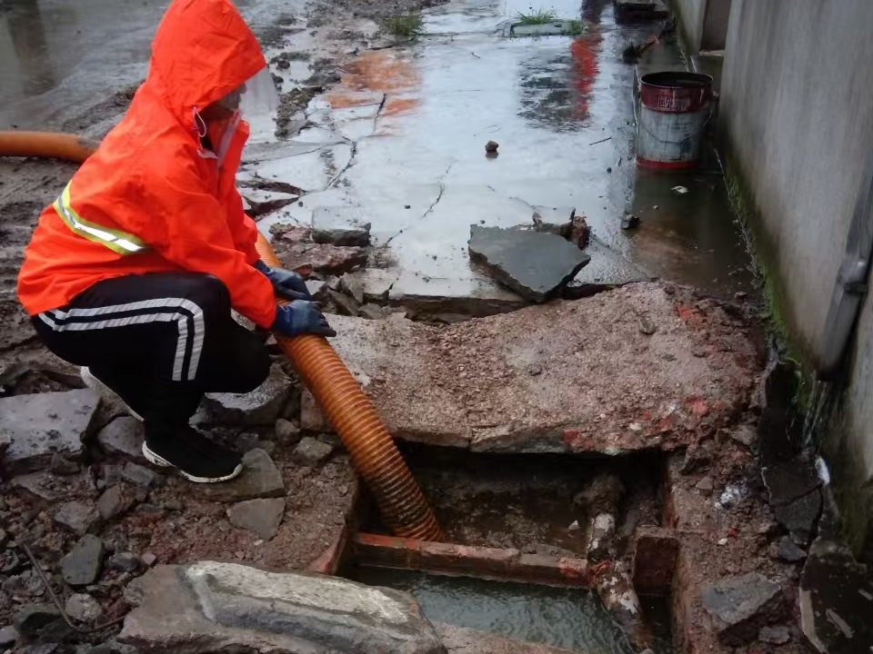 南票专业清理污水池 炜誉市政以规范流程守护城市 “肠道”